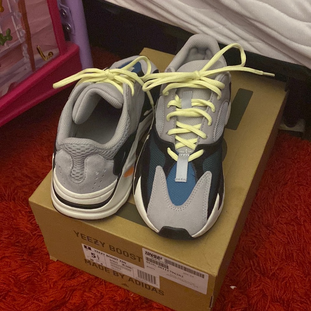 COPY - Yeezy boost 700